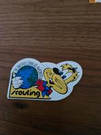 1845 Vintage Scouting Sticker - 'In Wereldwijd Avontuur', Verzamelen, Scouting, Ophalen of Verzenden, Gebruikt, Embleem, Speld of Insigne
