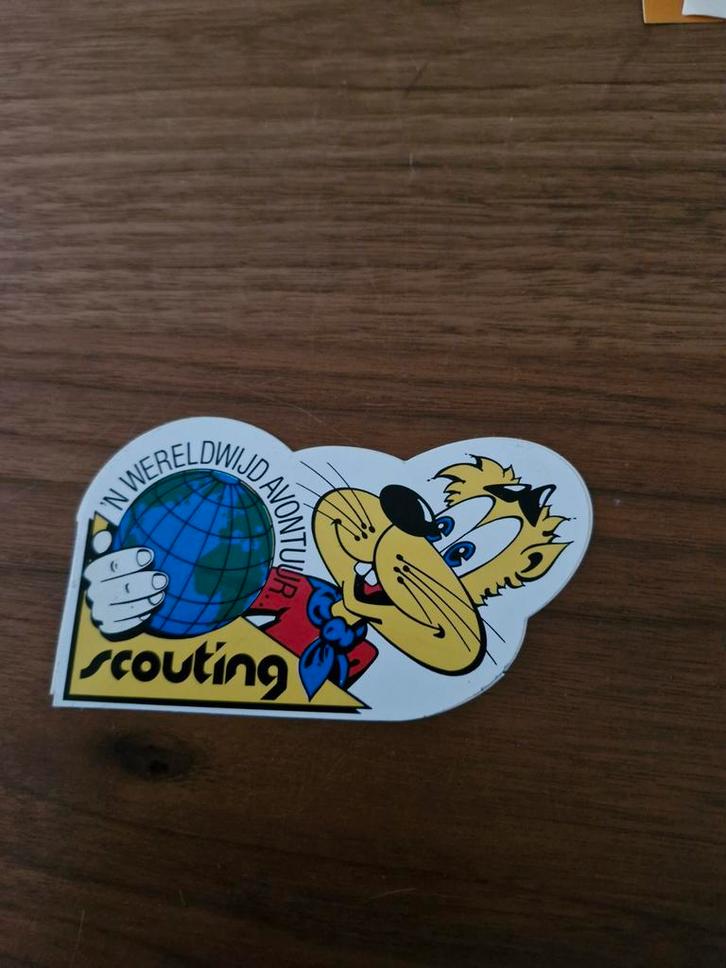 1845 Vintage Scouting Sticker - 'In Wereldwijd Avontuur', Verzamelen, Scouting, Gebruikt, Embleem, Speld of Insigne, Ophalen of Verzenden