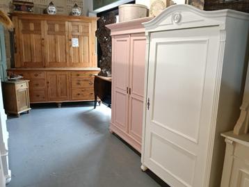 Antieke brocante witte oude kast met planken en hangstang beschikbaar voor biedingen
