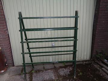 3 antiek was rekken beschikbaar voor biedingen