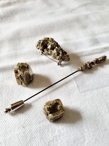 Reverspeld en/of hoedenspeld met broche beschikbaar voor biedingen