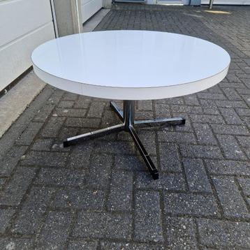 Retro salon tafel beschikbaar voor biedingen