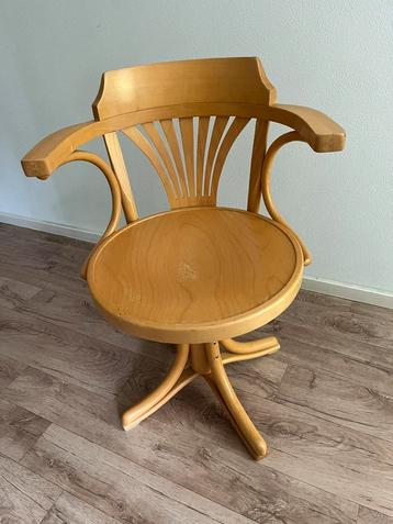 Vintage stoel beschikbaar voor biedingen