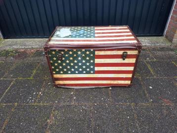Oudere rechthoekige "Amerikaanse" kist met metalen handvaten beschikbaar voor biedingen