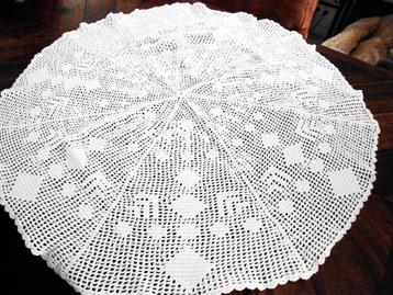 Handgehaakt tafelkleed rond doorsnede 96 cm beschikbaar voor biedingen