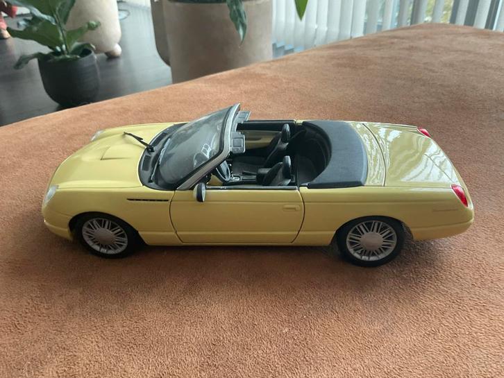 Thunderbird 1/18 - Vitrinemodel verzamelaar, Hobby en Vrije tijd, Modelauto's | 1:18, Zo goed als nieuw, Auto, Overige merken