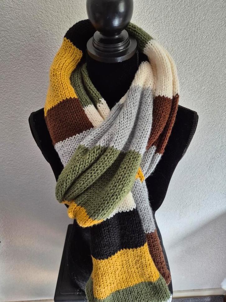 Handgebreide Sjaal -2 kleurcombinaties Warm en Stijlvol, Kleding | Dames, Mutsen, Sjaals en Handschoenen, Nieuw, Sjaal, Ophalen of Verzenden