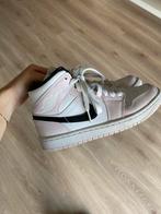 Nike Air Jordan 1 mid Barely Rose, Kleding | Dames, Schoenen, Nike Air Jordan, Ophalen of Verzenden, Roze, Sneakers of Gympen