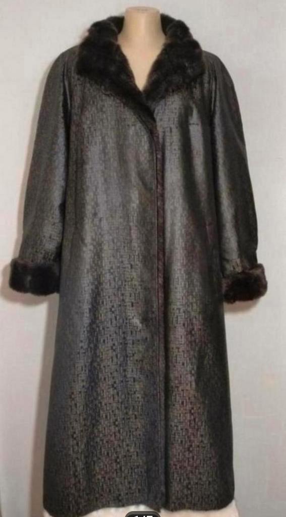 Lange exclusieve jas met dessin en faux fur van Jolipel, Kleding | Dames, Jassen | Winter, Zo goed als nieuw, Maat 46/48 (XL) of groter