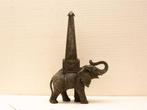 beeld van een olifant met een pyramide op zijn rug 37462