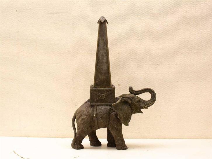 beeld van een olifant met een pyramide op zijn rug 37462, Verzamelen, Beelden en Beeldjes, Gebruikt, Ophalen of Verzenden
