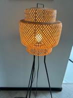 Stijlvolle staande lamp met rotan kap, Huis en Inrichting, Lampen | Vloerlampen, Ophalen, 100 tot 150 cm, Zo goed als nieuw, Modern