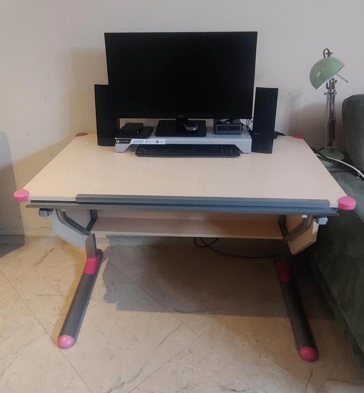 €38 Bureau in hoogte verstelbaar + kantelbaar tafelblad Buro, Huis en Inrichting, Bureaus, Gebruikt, In hoogte verstelbaar, Ophalen