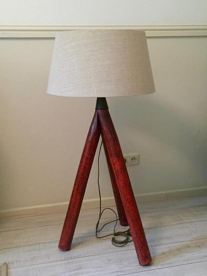 Vloerlamp: driepoot, cremekleurige kap 107CM., Huis en Inrichting, Lampen | Vloerlampen, Zo goed als nieuw, 100 tot 150 cm, Glas
