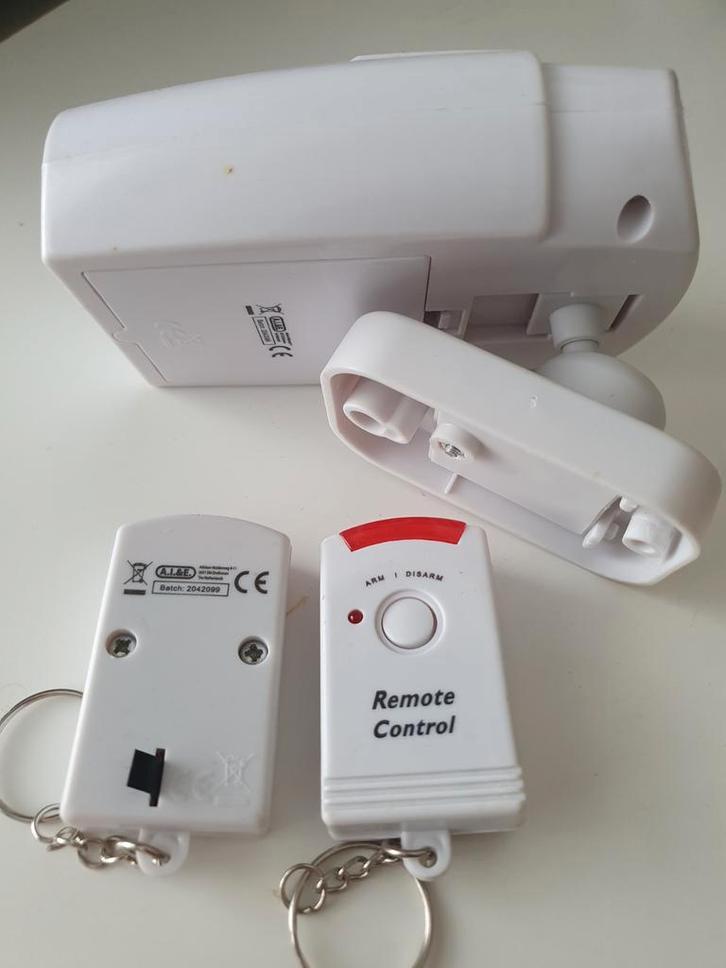 Bewegingsmelder alarmsysteem met 2 afstandsbedieningen, Doe-het-zelf en Verbouw, Alarmsystemen, Ophalen of Verzenden