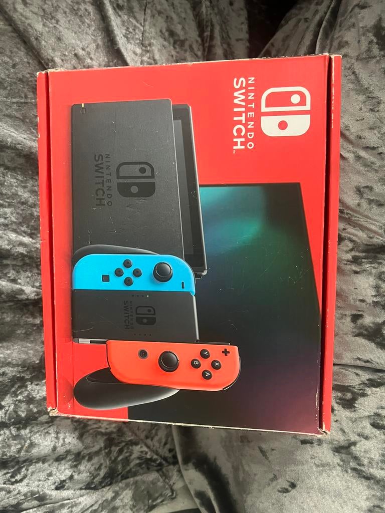 Switch, Spelcomputers en Games, Spelcomputers | Nintendo Switch, Ophalen of Verzenden, Zo goed als nieuw, Met 3 controllers of meer