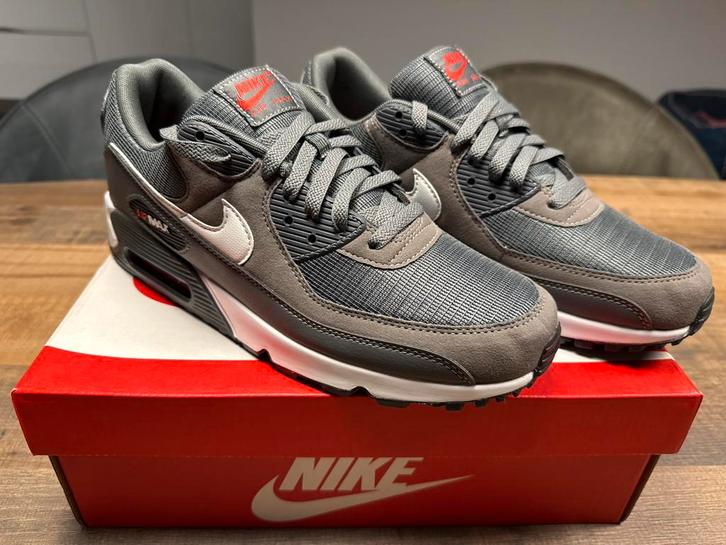 Nike Air Max 90 | Iron Grey - University Red | Maat: 44,5, Kleding | Heren, Schoenen, Nieuw, Sneakers of Gympen, Overige kleuren