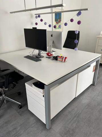Bureau voor twee personen 160x160 ; duobureau beschikbaar voor biedingen