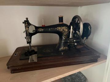 Oude Naaimachine als decoratie beschikbaar voor biedingen