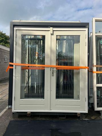 Hardhouten dubbele deuren beschikbaar voor biedingen