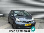 Toyota Aygo 1.0-12V + (bj dec-2006) 5-DEURS|AIRCO|APK|LMV 14, Voorwielaandrijving, Stof, Gebruikt, 4 stoelen