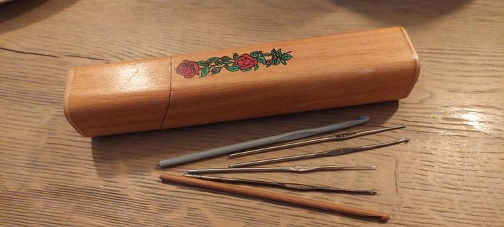 OUDE HOUTEN HAAK-NAALDEN-KOKER + NAALDEN + 9X PATRONEN BLAD, Antiek en Kunst, Curiosa en Brocante, Ophalen of Verzenden