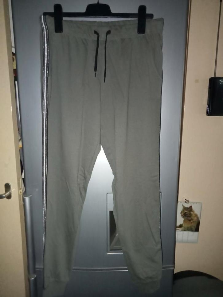 Nieuwe comfortabele jogging broek, met leuke streep, M, Kleding | Dames, Broeken en Pantalons, Nieuw, Overige kleuren, Lang, Ophalen of Verzenden