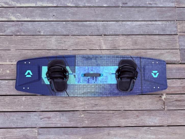 Duotone Select SLS 2025 – 141cm – met binding maat L - ZGAN, Watersport en Boten, Kitesurfen, Zo goed als nieuw, Kiteboard, 4 m² of minder