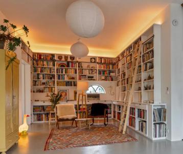 Grote boekenkast / Boekenwand beschikbaar voor biedingen