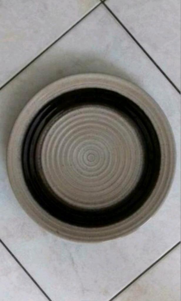 Een aardewerk gebaksbord met een doorsnee  30 cm., Huis en Inrichting, Keuken | Servies, Zo goed als nieuw, Schaal of Schalen