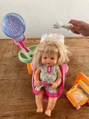 pop met kappersset beschikbaar voor biedingen