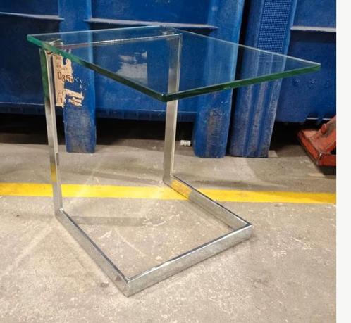 2 dezelfde bijzettafels van glas en chroom 25 euro pr stuk, Antiek en Kunst, Antiek | Meubels | Tafels, Ophalen