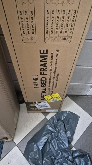 Nieuwe bed met frame en matras