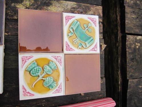 120 Art nouveau tegels in 4 vlakjes, 2 decors in relief, Antiek en Kunst, Antiek | Wandborden en Tegels, Ophalen
