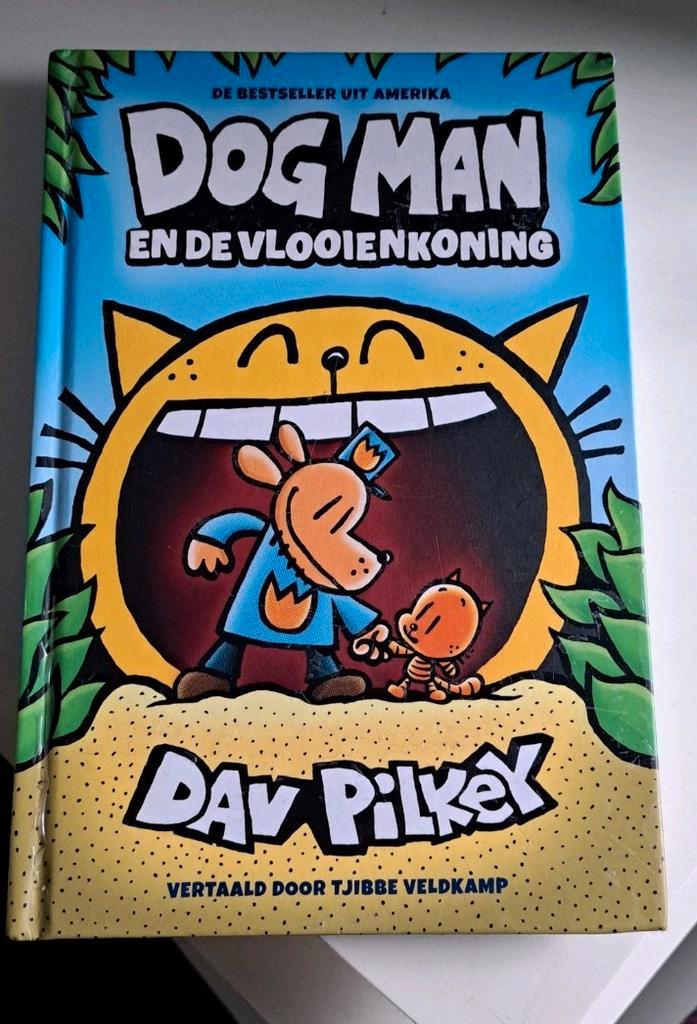 Dav Pilkey - Dog Man en de vlooienkoning, Boeken, Kinderboeken | Jeugd | onder 10 jaar, Zo goed als nieuw, Fictie algemeen, Ophalen of Verzenden