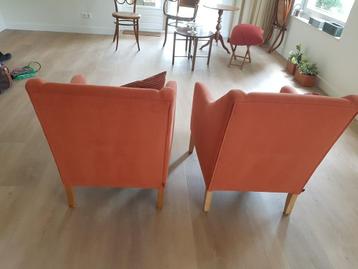 2 gelijke fraaie zitfauteuls, stevige roze stof.