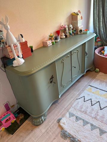 Antiek dressoir beschikbaar voor biedingen