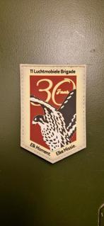 Badge 30jaar luchtmobiele brigade, Verzamelen, Ophalen of Verzenden, Landmacht, Nederland, Embleem of Badge