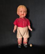 Oude pop in voetbal tenue ca. 1950. Hoogte is 38 cm., Antiek en Kunst, Ophalen of Verzenden