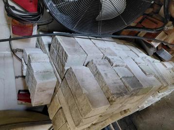 Geklitste kalkzandsteen wit. beschikbaar voor biedingen