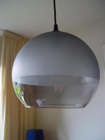 hanglamp gave glazen bol, deels gematteerd. beschikbaar voor biedingen