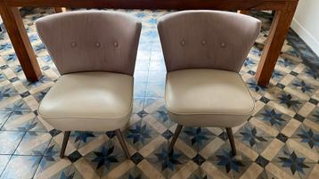 2 fraaie stoelen beschikbaar voor biedingen