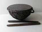 Oude Afrikaanse trommel met bijbehorende stokken., Muziek en Instrumenten, Percussie, Ophalen of Verzenden, Gebruikt, Trommel