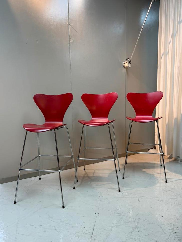 Fritz Hansen | Barkruk | Arne Jacobsen | Rood Design |, Huis en Inrichting, Barkrukken, Zo goed als nieuw, 60 tot 90 cm, 5 krukken of meer