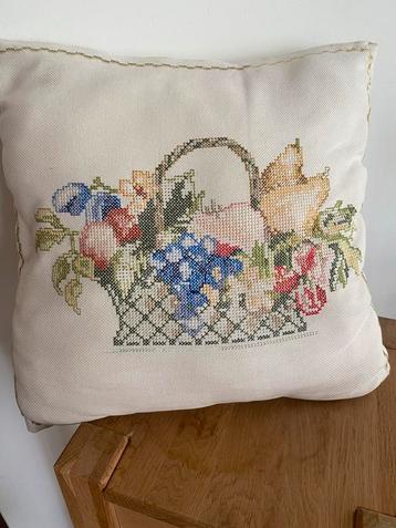 Handgemaakte geborduurd Kussen met Bloemenmand beschikbaar voor biedingen