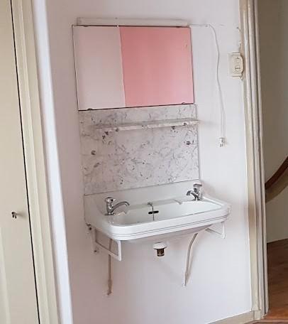 Vintage wastafel met spiegel - uniek retro design, Huis en Inrichting, Badkamer | Badkamermeubels, Gebruikt, Wasbak of Wastafel