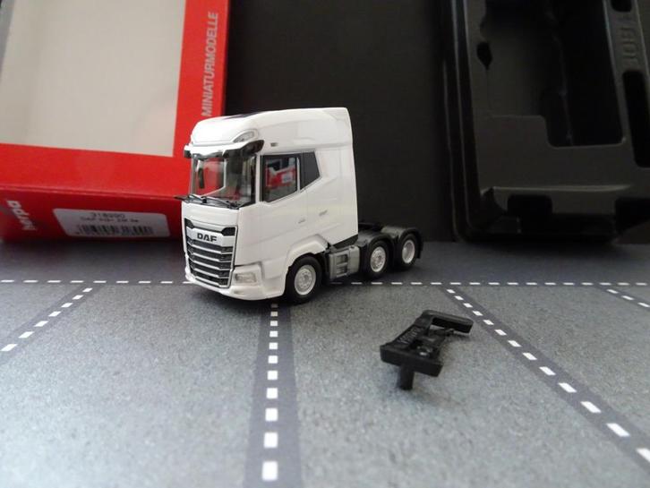 911 herpa 318990daf xg+ 3-as trekker wit 1:87 truck trein, Hobby en Vrije tijd, Modelauto's | 1:87, Nieuw, Bus of Vrachtwagen