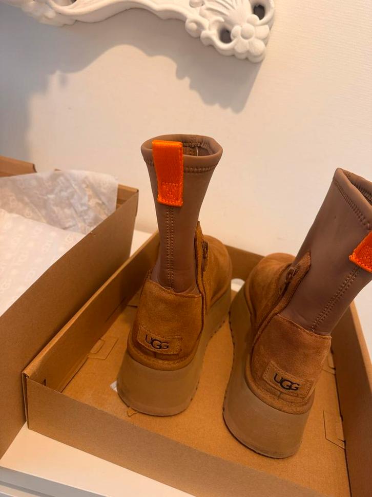 UGG Classic Dipper Platform Laarzen Maat 37, Kleding | Dames, Schoenen, Nieuw, Lage of Enkellaarzen, Bruin, Ophalen of Verzenden