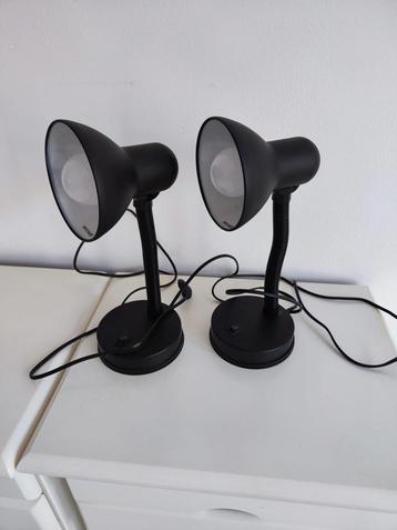 Twee zwarte tafellampen / Two black table lamps beschikbaar voor biedingen