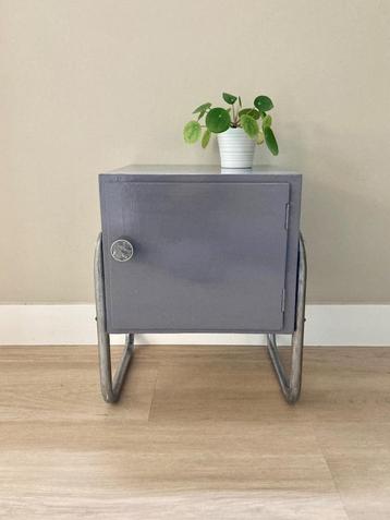 Vintage nachtkastje met buisframe uit vroegere tijden. Lila. beschikbaar voor biedingen